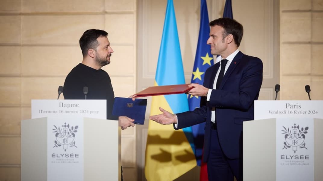 Владимир Зеленский и Эмманюэль Макрон во время подписания двустороннего соглашения о безопасности, февраль 2024 года