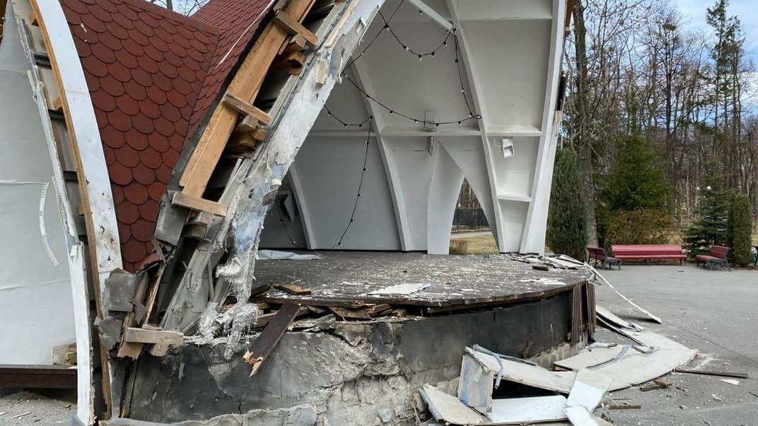 На территории Центрального парка культуры и отдыха имени Горького в Харькове взорвались несколько ракет, 2 апреля 2022 года