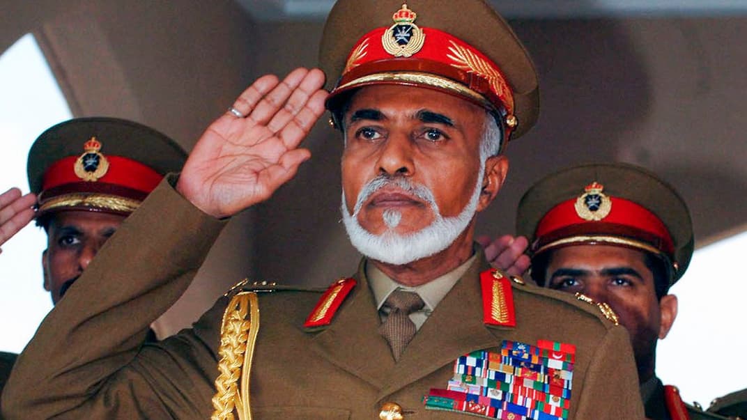 Султан Оману та верховний головнокомандувач збройних сил країни Кабус бін Саїд (в центрі) вітає учасників параду військової академії у Нізві, Оман, 18 листопада 2006 року