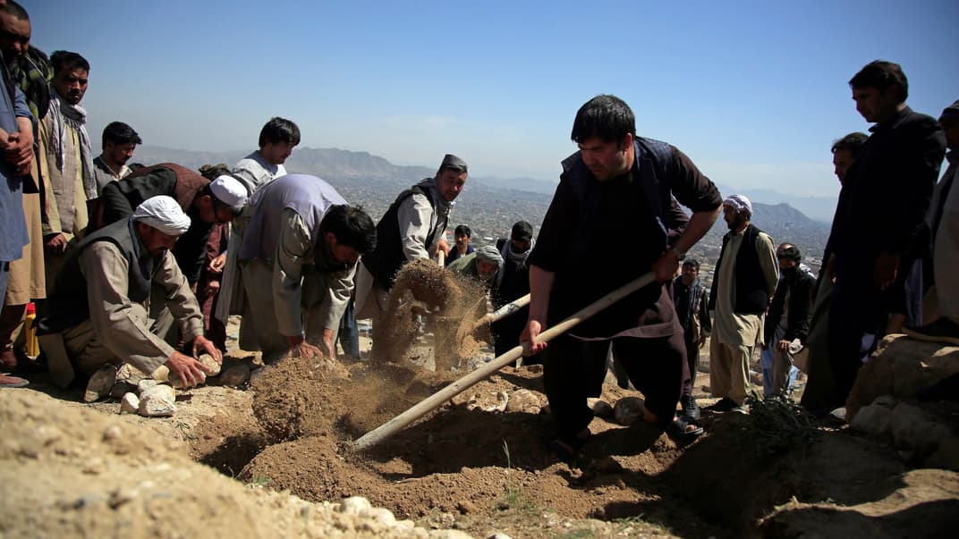 Поховання загиблих унаслідок вибуху біля школи дівчат у Кабулі, Афганістан, 9 травня 2021 року