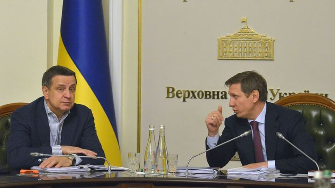 Народный депутат Сергей Шахов и советник на общественных началах, секретарь депутатского объединения Николай Самбожук во время расширенного заседания в Верховной Раде Украины