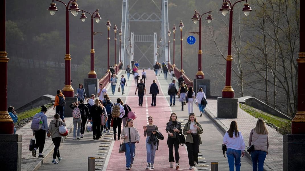 Иллюстративная фотография. Люди гуляют по весеннему Киеву, 2 апреля 2024 года