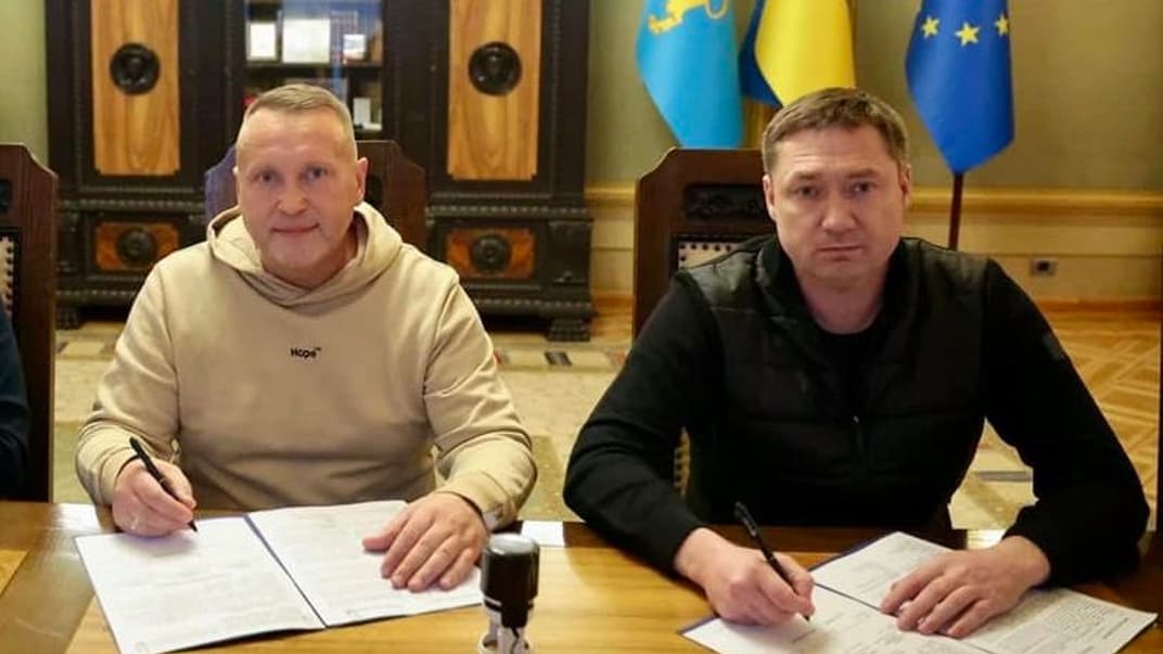 Бізнесмен Ігор Гринкевич (ліворуч) та глава Львівської ОВА Максим Козицький підписують меморандум про співпрацю