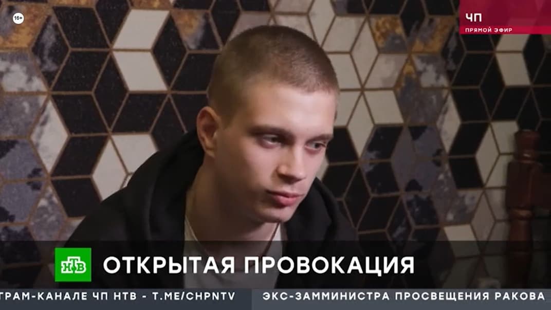 Богдан Ермохин в сюжете пропагандистского телеканала «НТВ». Пропагандисты утверждали, что парня и его сестру запугивают, чтобы он вернулся в Украину