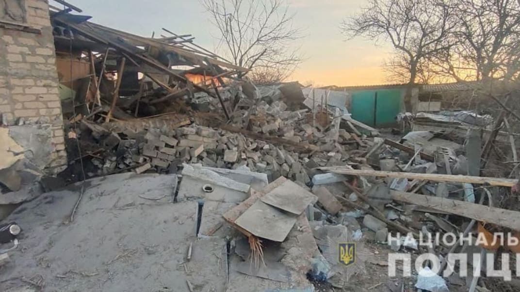 В результате ночных обстрелов Невельского три дома были разрушены полностью