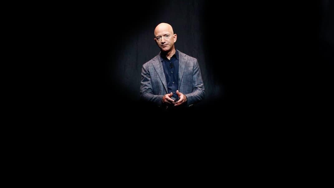 Джефф Безос выступает на презентации лунного посадочного аппарата Blue Origin в Вашингтоне, 9 мая 2019 года