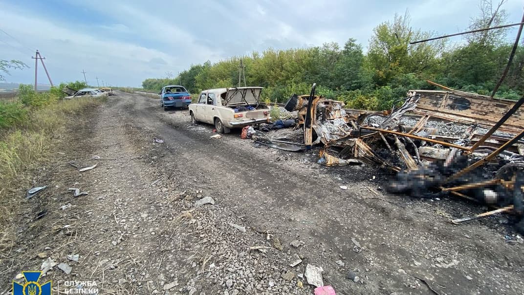 В Харьковской области нашли обстрелянную колонну с машинами гражданских. Погибли как минимум 20 человек, половина — дети