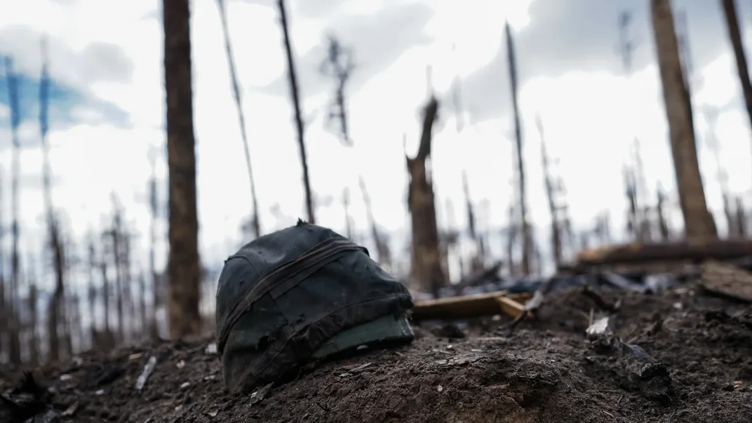 Ілюстративне фото. Армійська каска російського солдата лежить біля траншеї в Серебрянському лісі в Луганській області, 16 листопада 2023 року