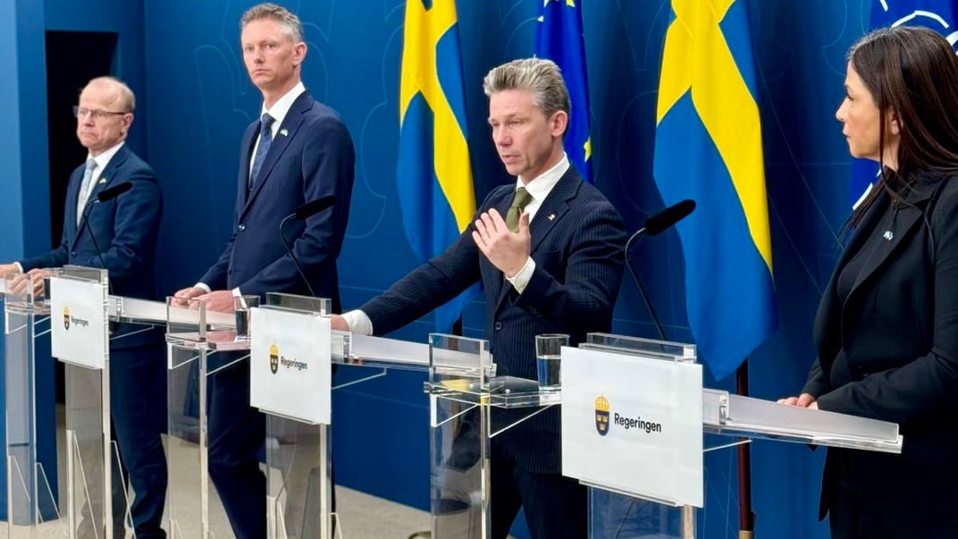 Министр обороны Швеции Пол Йонсон (в центре)