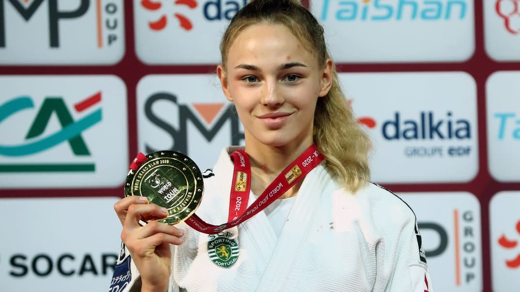 Українська дзюдоїстка Дар’я Білодід із золотою медаллю після перемоги на турнірі «Великого Шлема» в Парижі у категорії до 48 кг, Франція, 8 лютого 2020 року