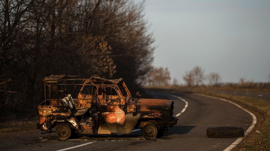 Згоріла машина на шляху, що веде до аеропорту Миколаєва, 25 березня 2022 року
