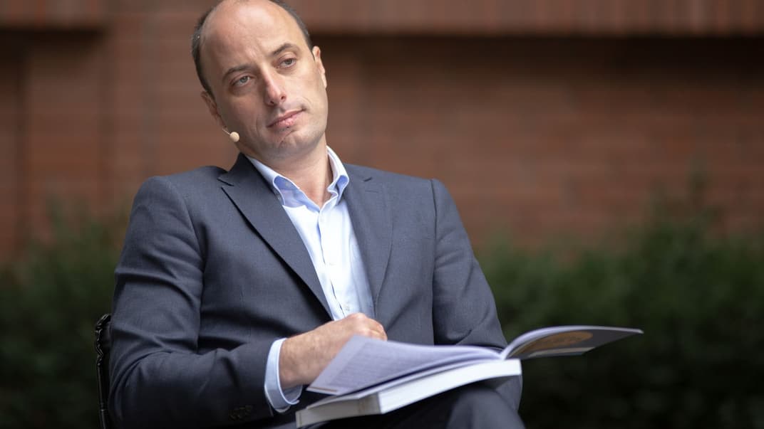 Юрий Белоусов слушает презентацию исследования «Роль следователя судьи в уголовном производстве»