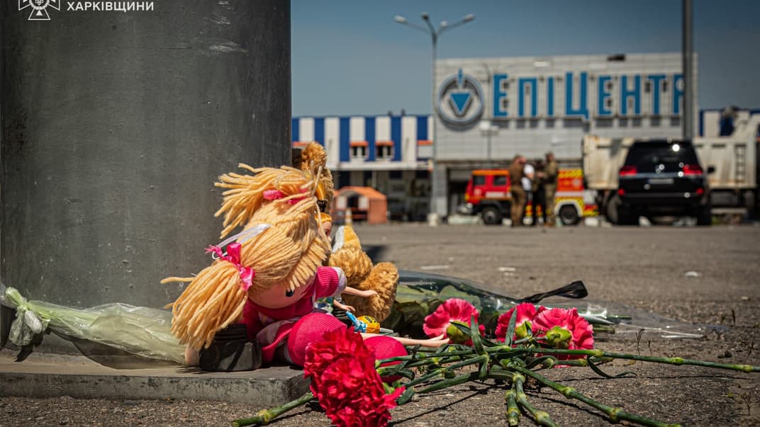 Игрушка и цветы возле «Эпицентра» в Харькове