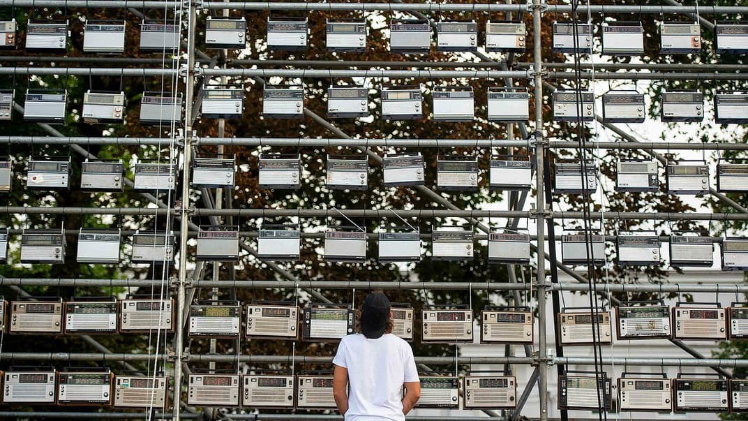 У Вільнюсі побудували гігантську інсталяцію з 2145 старих радіоприймачів до річниці «Балтійського шляху»