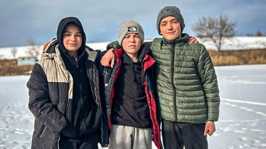 Школярі на Харківщині врятували чоловіка, який провалився під лід