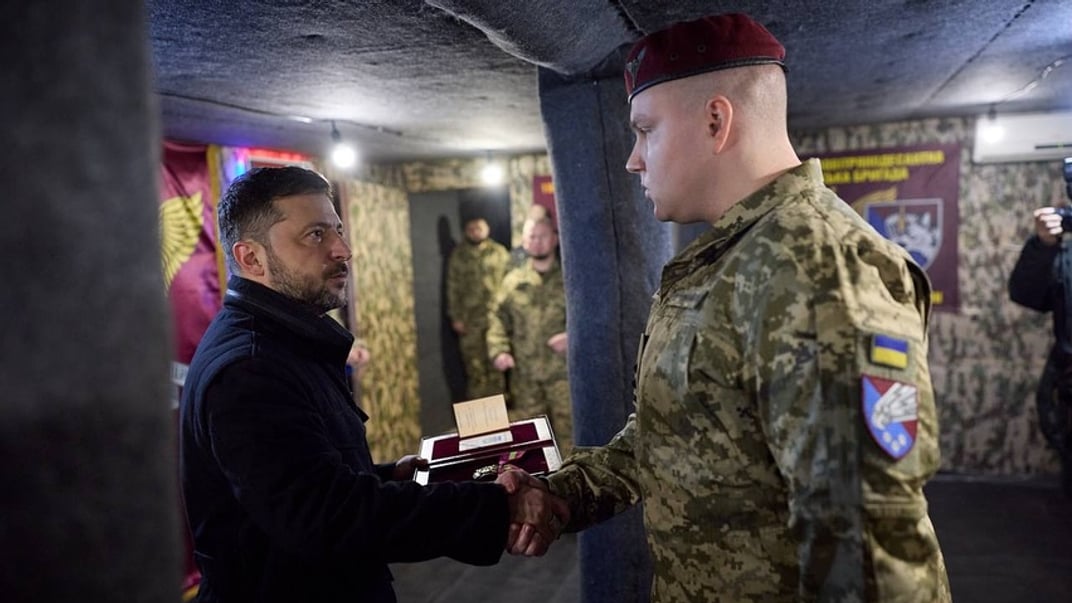 Президент України Володимир Зеленський нагороджує Семена Сиколова