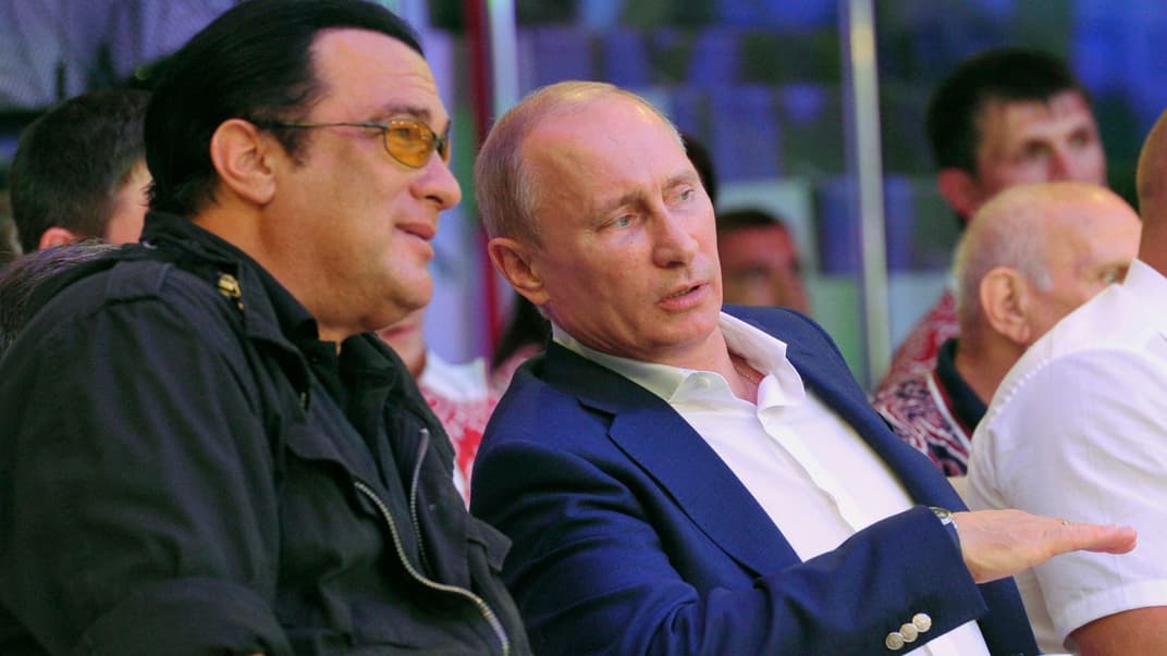 Актер Стивен Сигал и президент РФ Владимир Путин на чемпионате России по смешанным единоборствам в Сочи, 12 августа 2012 года