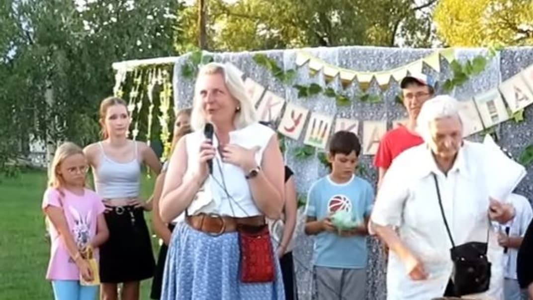 Колишня міністерка закордонних справ Австрії Карін Кнайсль на святі в селі Петрушово Рязанської області рф, 5 серпня 2023 року