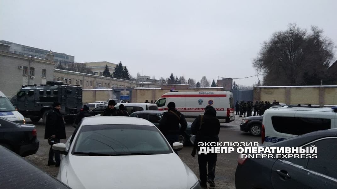 Территория вблизи места в Днепре, где нацгвардеец ночью 27 января устроил стрельбу в результате которой погибли пятеро других военнослужащих, а еще пять человек были ранены