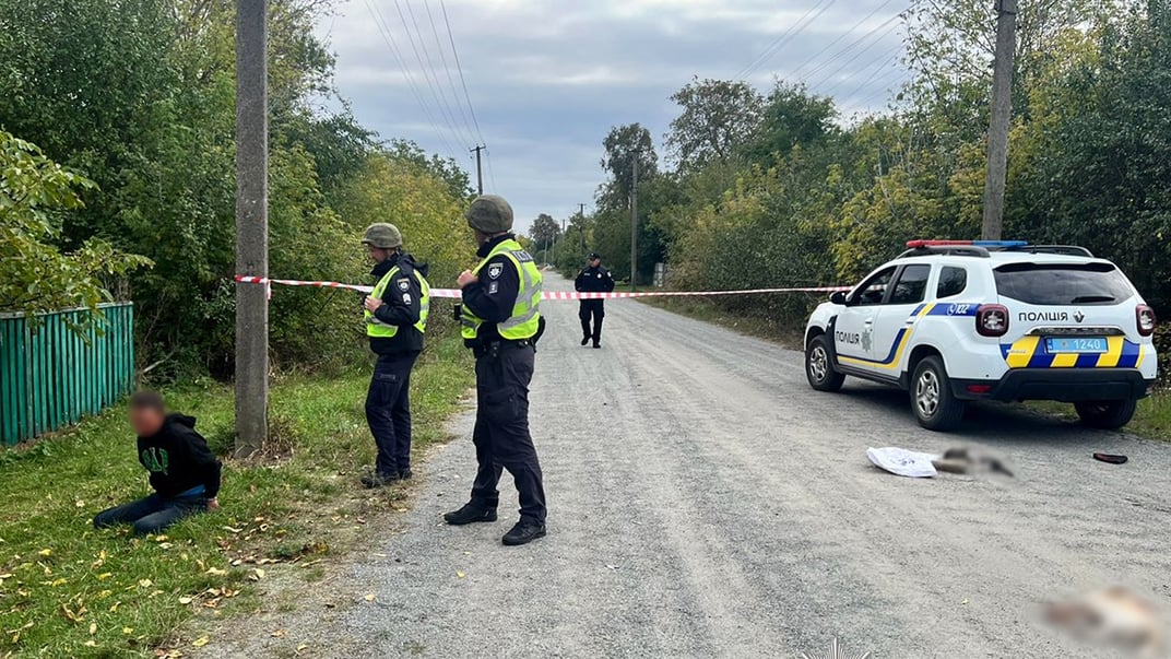 Поліціянти затримують підозрюваного