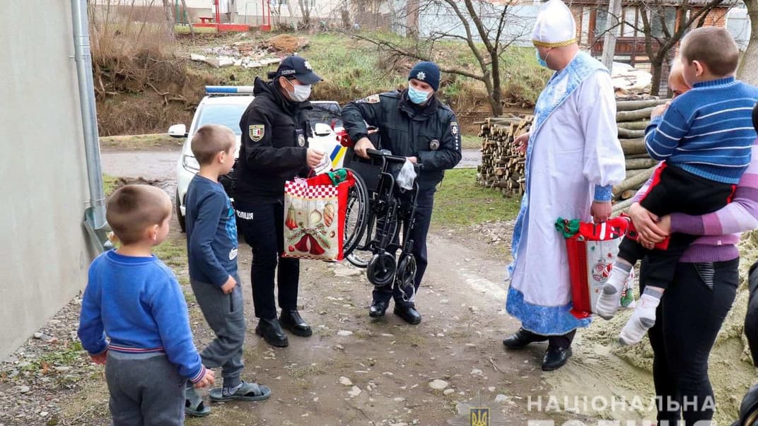 Поліцейські вручають подарунки дітям