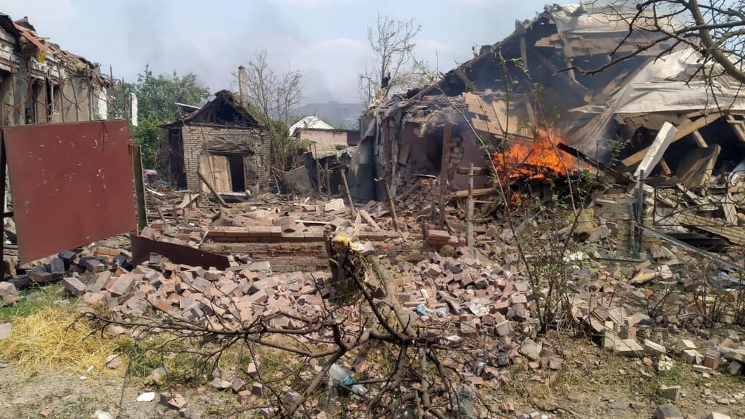 Пошкоджені будівлі на Донеччині внаслідок обстрілів