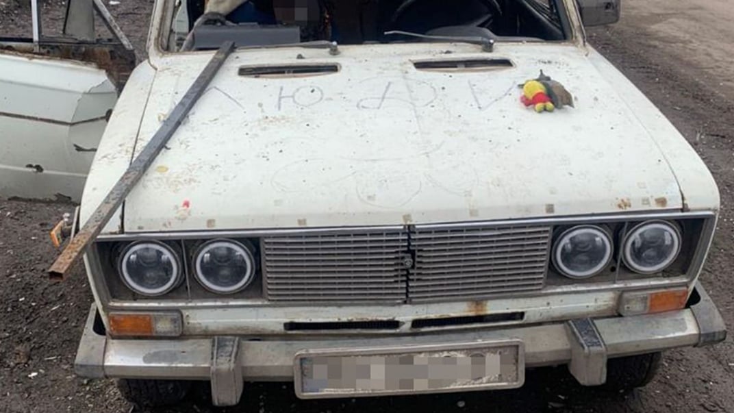 Автівка з написом «Люди»