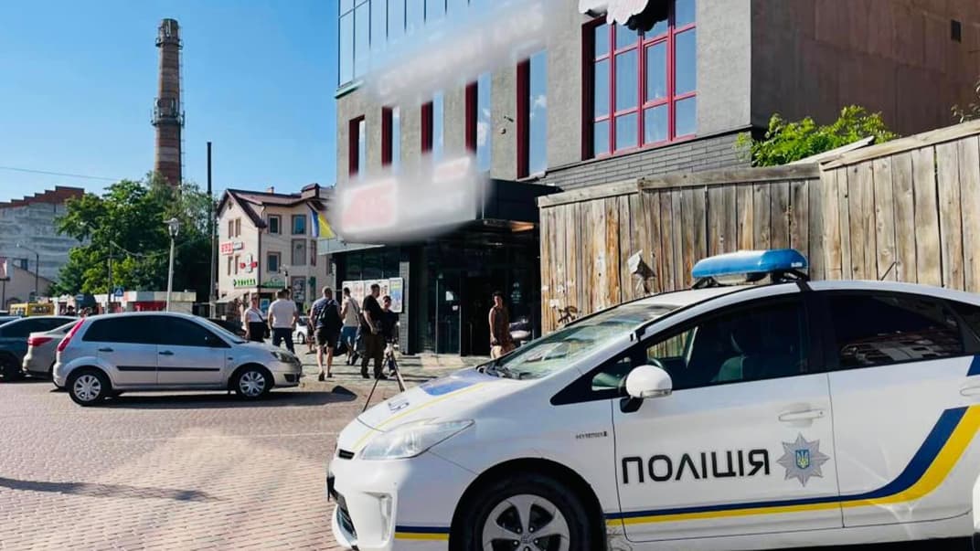 Предварительно известно, что неизвестный мужчина через окно произвел выстрел по спортивному клубу