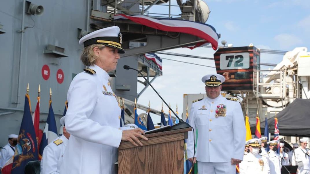 Капітан Емі Бауерншмідт заступає на посаду командира екіпажу атомного авіаносця «Авраам Лінкольн», 19 серпня 2021 року