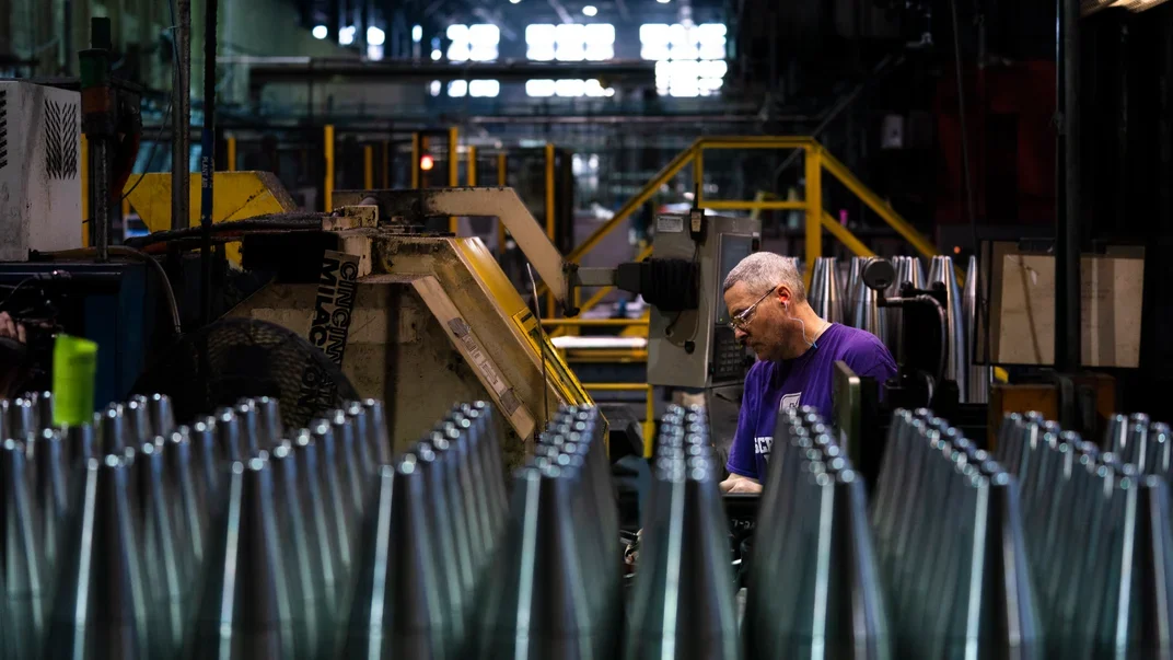 Иллюстративное фото. Сталевар производит 155-мм артиллерийские снаряды на заводе в Скрентоне, штат Пенсильвания, США, 13 апреля 2023 года