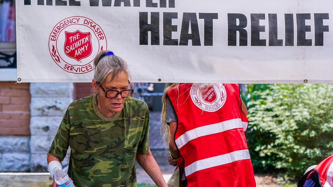 У Феніксі, США, на вулицях роздають воду, щоб охолодитися у спеку, 15 червня 2021 року