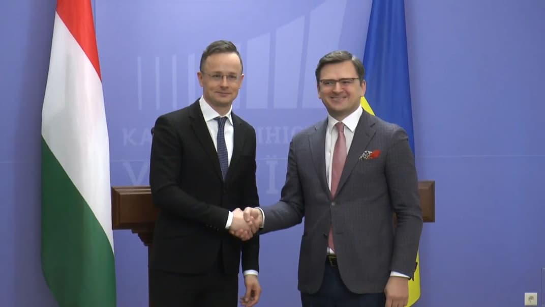 Министр иностранных дел Венгрии Петер Сийярто (слева) и вицепремьер-министр Украины по вопросам европейской и евроатлантической интеграции Дмитрий Кулеба во время совместной пресс конференции в Киеве, Украина, 7 февраля 2020