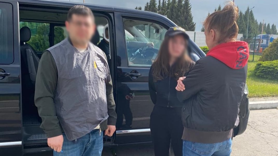 Підозрювану передали співробітникам Національного антикорупційного бюро України