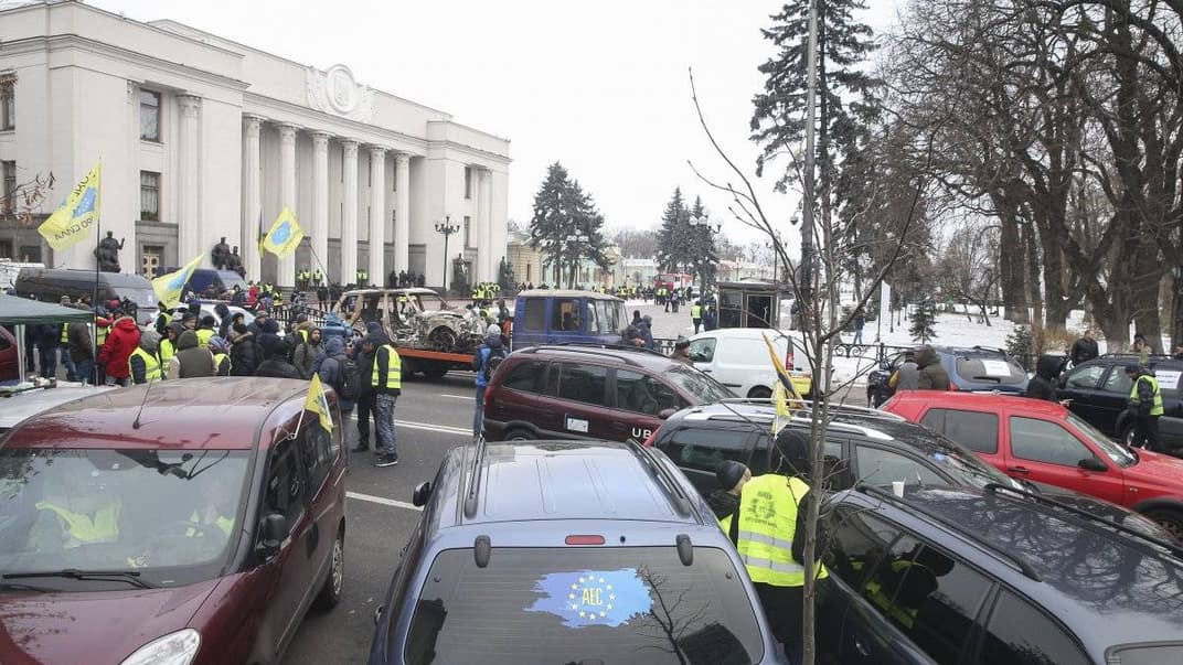 Акція протесту власників автомобілів на єврономерах біля будівлі Ради у Києві, 20 листопада 2018 року. Протестувальники вимагають від влади скасувати законопроекти, які були прийняті парламентом, за їх словами, без урахування вимог громадськості, зокрема щодо скасування коефіцієнту віку авто в розрахунку вартості акцизу