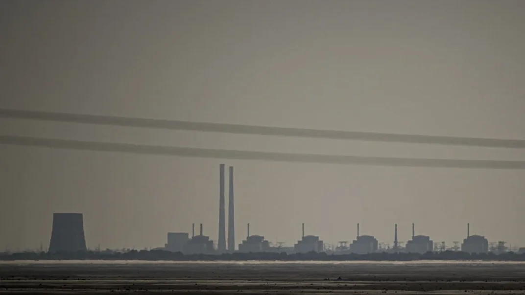 Краєвид на Запорізьку АЕС з Нікополя, що за 7 кілометрів від станції у Дніпропетровській області Краєвид на Запорізьку АЕС з Нікополя, що за 7 кілометрів від станції у Дніпропетровській області