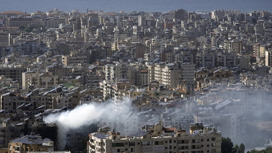 Ілюстративне фото. Над передмістям Бейруту підіймається дим після ізраїльського авіаудару, 1 жовтня 2024 року