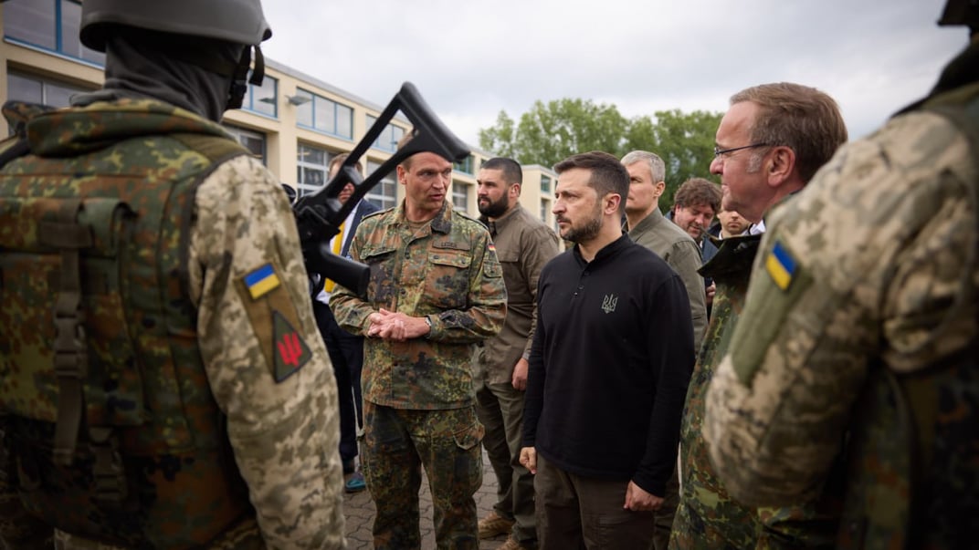 Президент Украины Владимир Зеленский во время визита на базу в Германии, где украинские военные тренировались на Patriot
