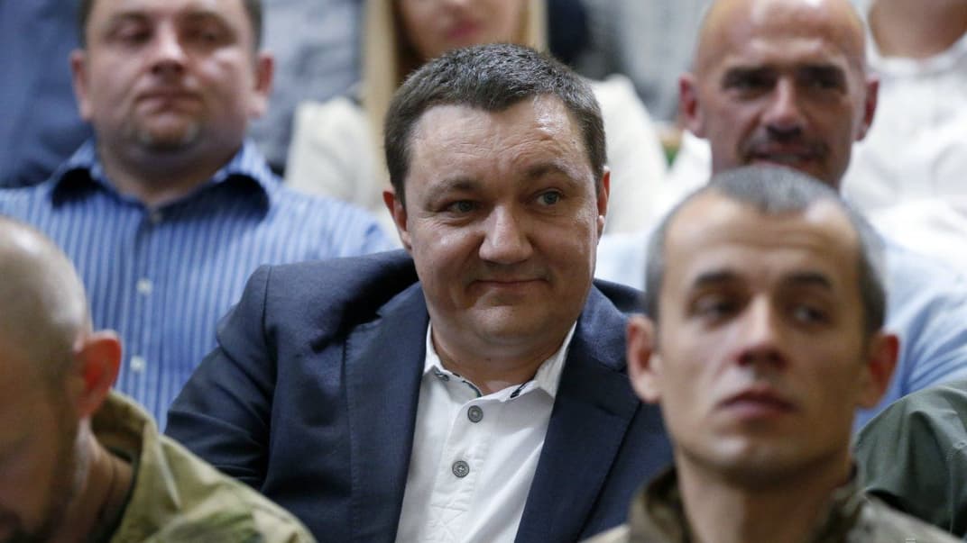 Керівник Центру військово-політичних досліджень Дмитро Тимчук (в центрі) під час з'їзду політичної партії «Народний фронт» у Києві, 10 вересня 2014 року