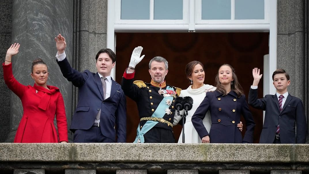 Король Данії Фредерік X і королева Марі разом зі своїми дітьми — принцесою Йозефіною, наслідним принцом Крістіаном, а також принцесою Ізабеллою та принцом Вінсентом