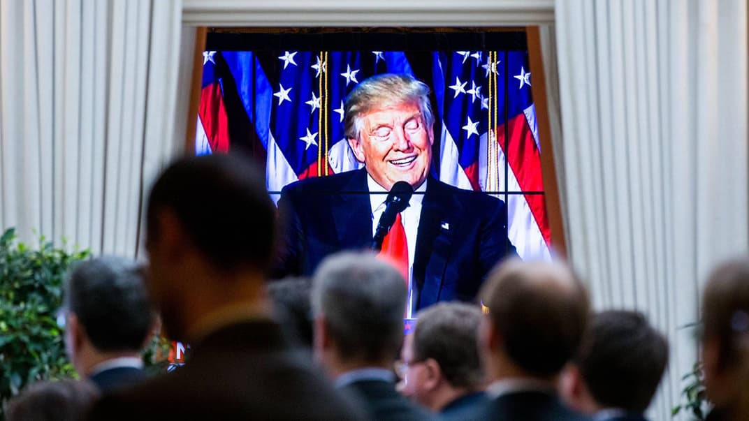 Нинішній президент США Дональд Трамп сьогодні є своєрідним «чемпіоном» популізму (на фото — трансляція на екрані виступу у Нью-Йорку кандидата на посаду президента від Республіканської партії Дональда Трампа в ніч американських виборів у посольстві США в Брюсселі, Бельгія, 9 листопада 2016 року)