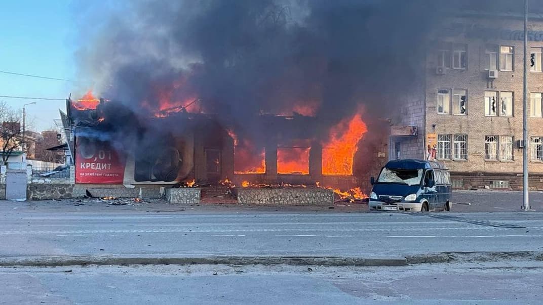 Пожежа у будівлі в Макарові, яка спалахнула після обстрілу