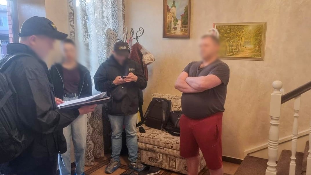 Співробітники НАБУ оголошують підозру у справі про оборудку в будівельній сфері в Києві