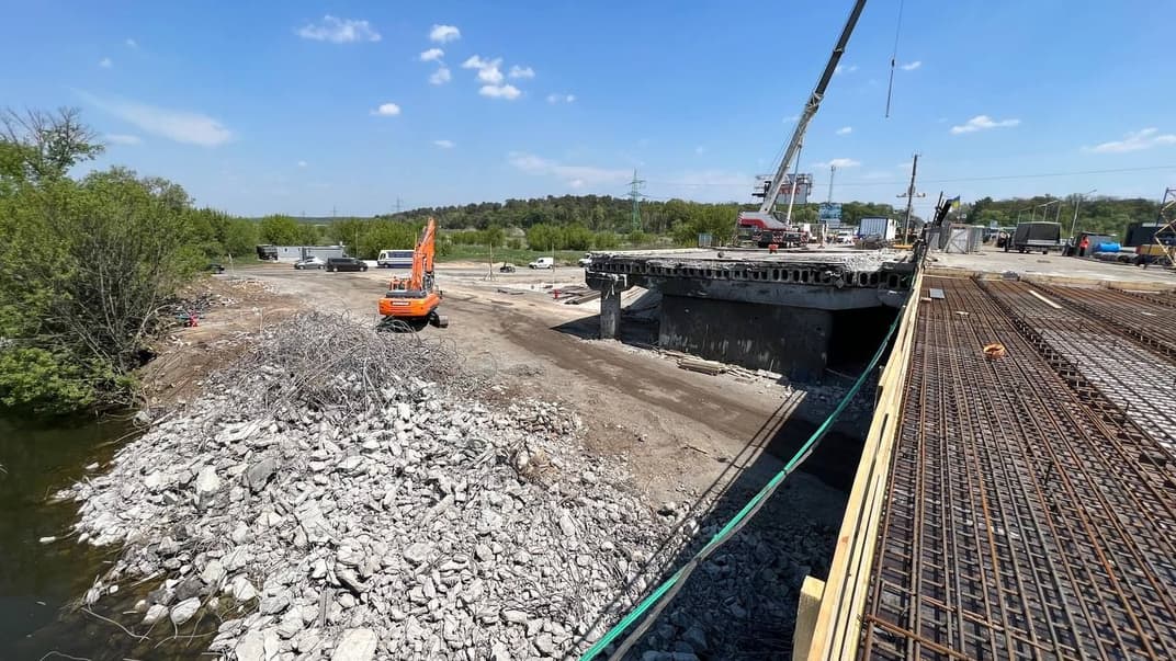 Робота над відновленням мосту через річку Ірпінь біля села Стоянка на Київщині
