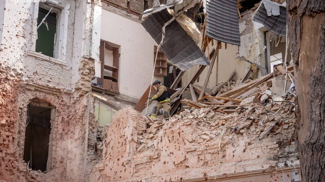 Рятувальники працюють на місці російського удару по місту Суми