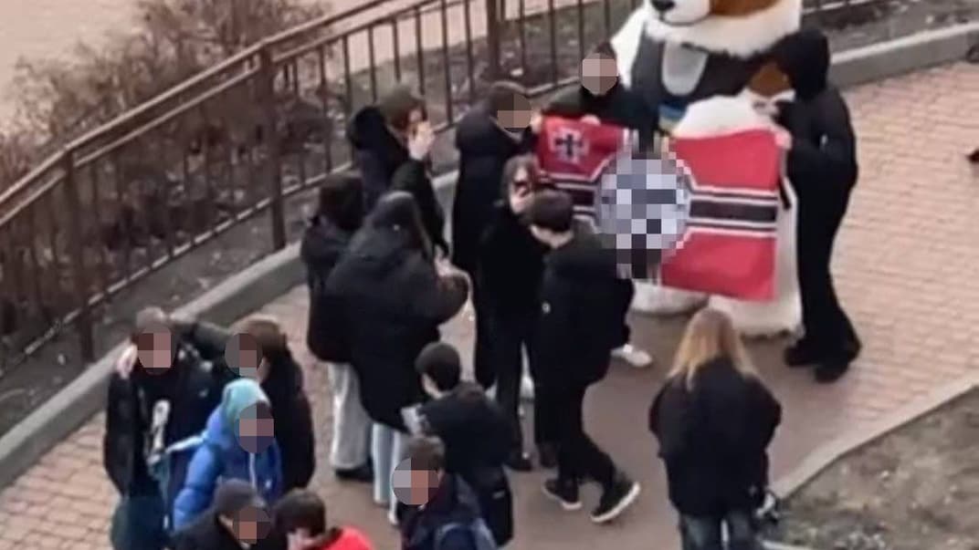 Подростки с нацистской символикой