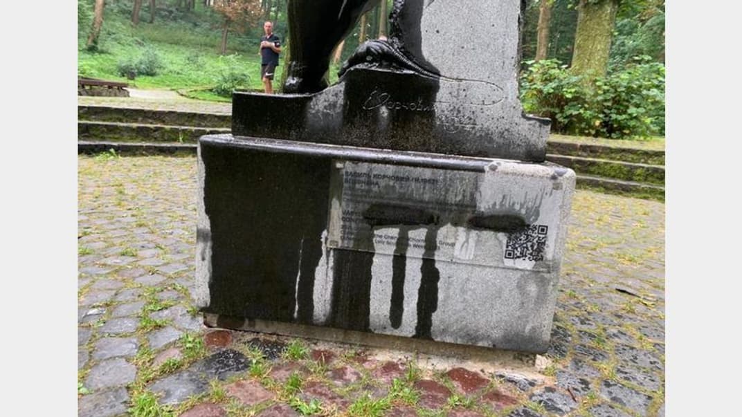 Облитая смазкой скульптура «Уверенная» в Стрыйском парке Львова, 23 августа 2023 года