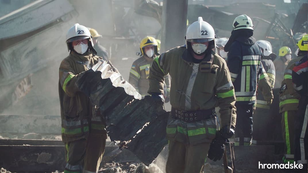 Рятувальники розбирають завали після пожежі у торговельному центрі в Кременчуці на Полтавщині