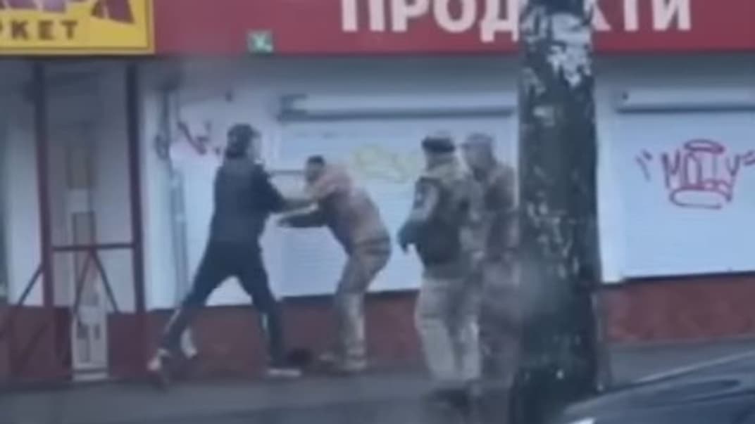 Кадр із відео, на якому, як стверджується, чоловік побив працівника військкомату