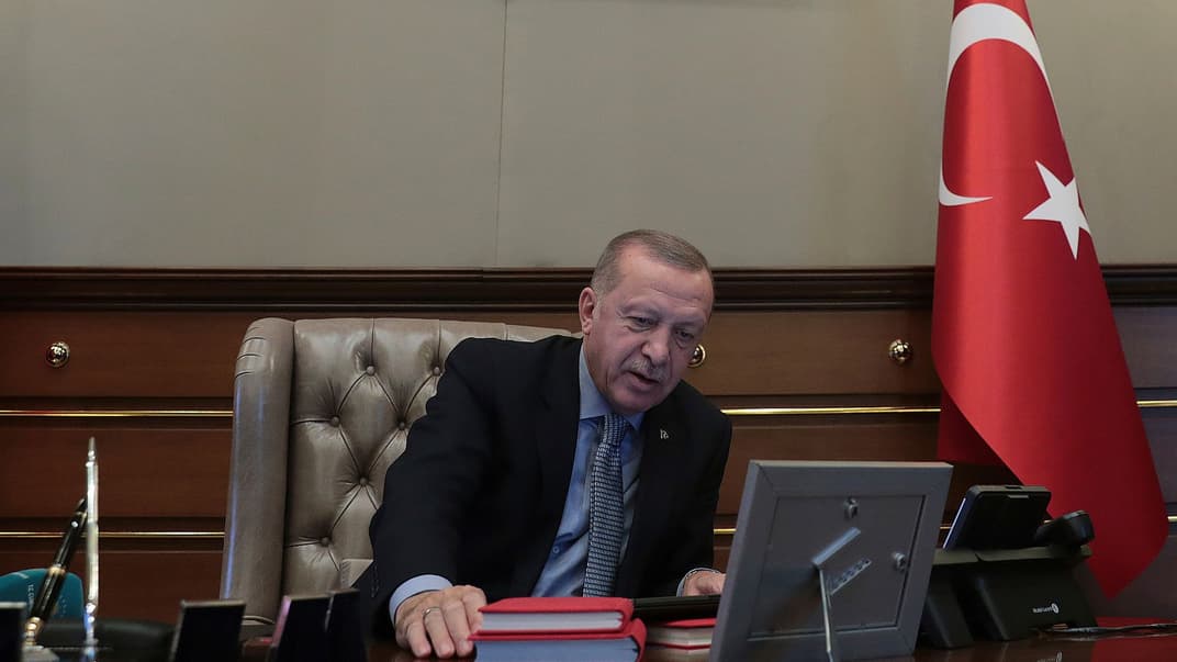 Президент Турции Реджеп Тайип Эрдоган говорит по телефону, 9 октября 2019 года