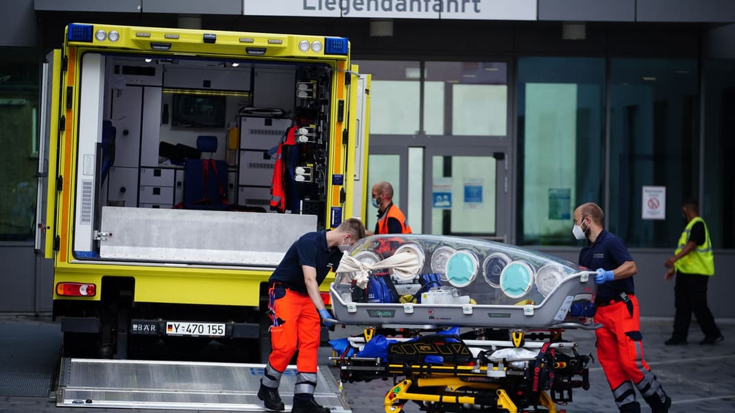 Немецкие фельдшера везут бокс с российским оппозиционером Алексеем Навальным в клинику Charite в Берлине, Германия, 22 августа 2020 года.